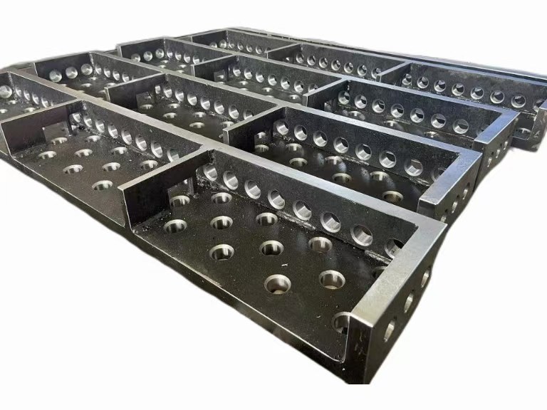 Kas iš tikrųjų yra geriausias suvirinimo stalviršis iš plieno arba ketaus